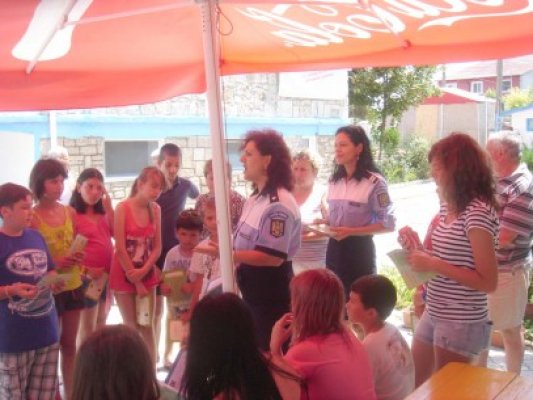 Poliţiştii, în vizită la copiii din tabăra 2 Mai